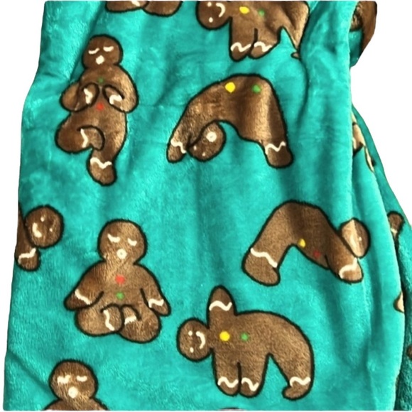 Artisan 34 - ‘Gingerbread Men’ plush throw. 50” x 70”. NWT. Last one! - Picture 2 of 3